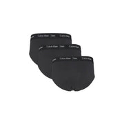 Drei Paar schwarze Calvin Klein Herrenslips mit Markenbund im Schaufenster