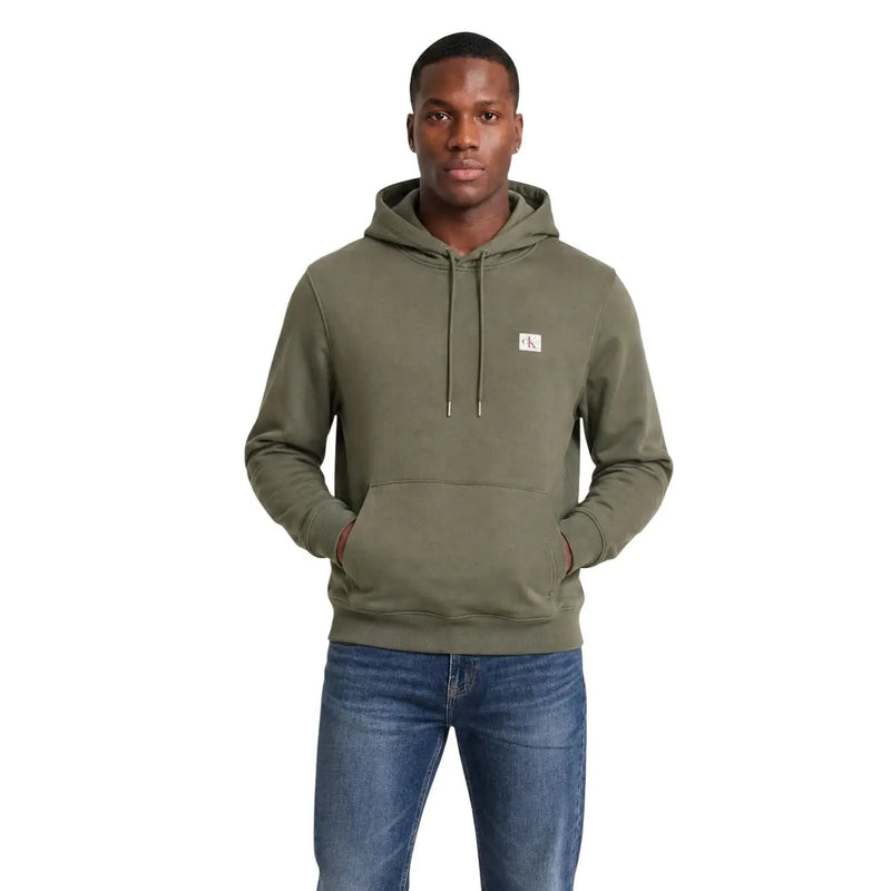 Calvin Klein Grüner Herren-Hoodie aus Baumwolle mit olivgrünem Stoff, kleinem weißen Logo-Aufnäher und passenden Kordelzügen.