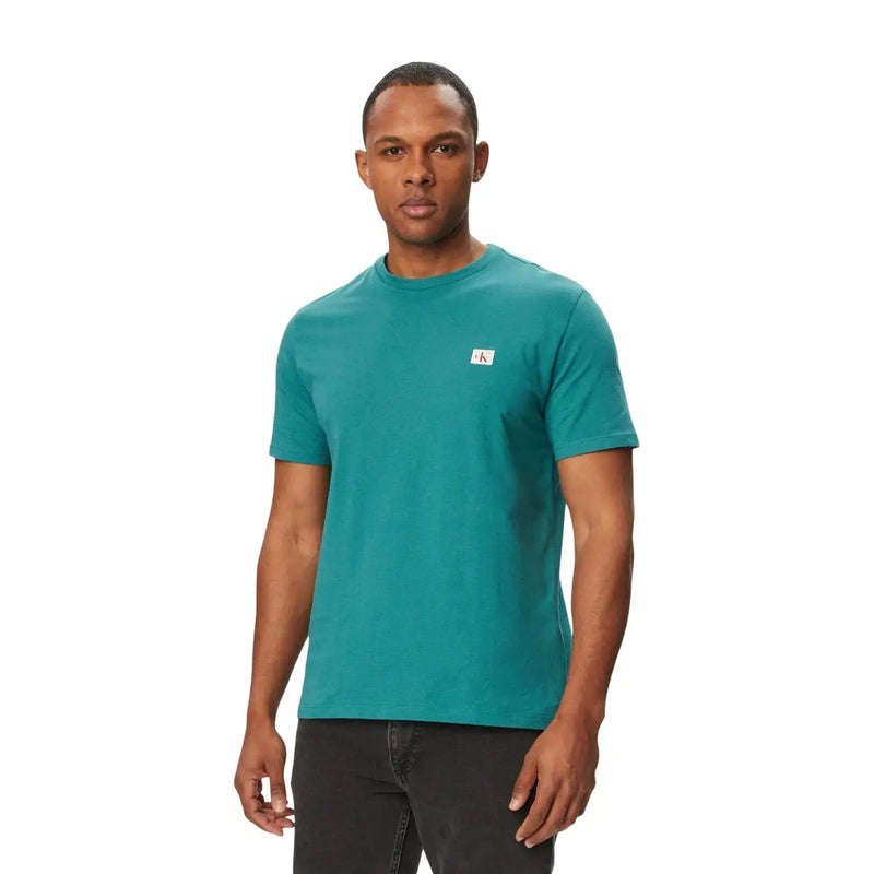 Calvin Klein Grünes Herren-T-Shirt aus Baumwolle mit türkisfarbenem und kleinem weißen Logo-Aufnäher auf der linken Brustseite