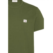 Calvin Klein Herren-T-Shirt aus Baumwolle in Olivgrün mit kurzen Ärmeln und einem kleinen weißen Logo-Aufnäher auf der Brust.