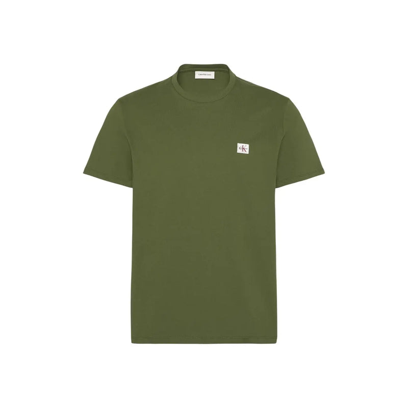 Calvin Klein Grünes Herren-T-Shirt aus Baumwolle mit olivgrünen kurzen Ärmeln und einem kleinen weißen Logo-Aufnäher auf der linken Brust.