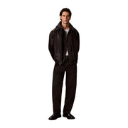 Schwarze Lederbomberjacke mit Kapuze und Frontreißverschluss, abgebildet mit einem grauen Baumwoll-Kapuzenpullover von Calvin Klein für Herren.
