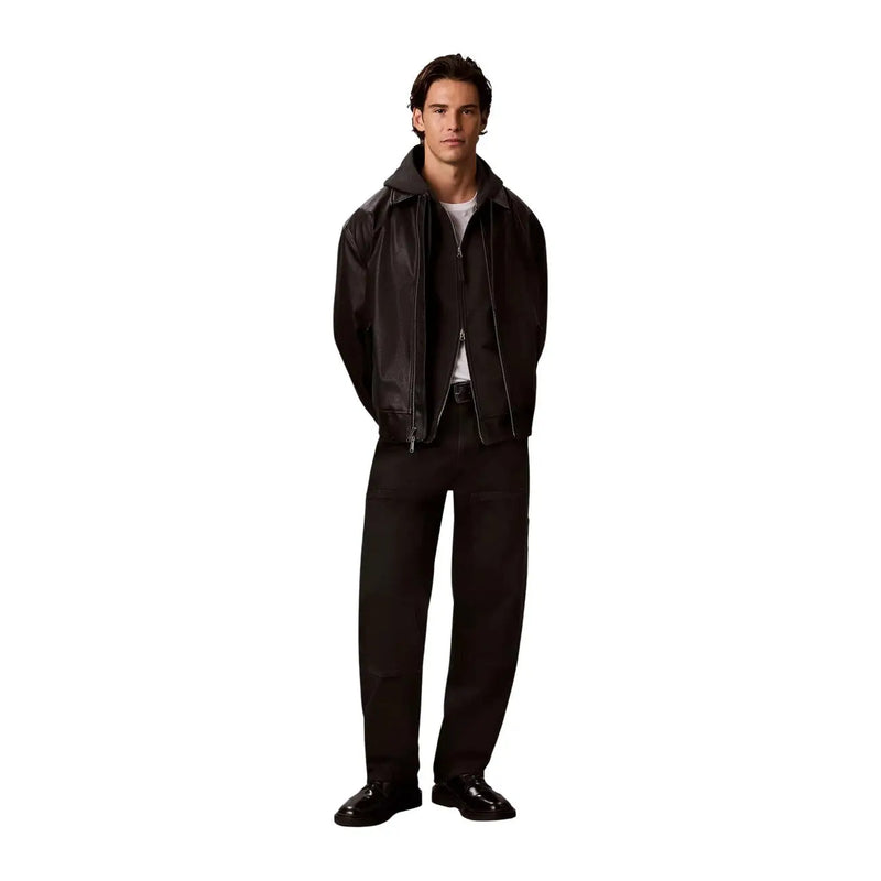 Schwarze Lederbomberjacke mit Kapuze und Frontreißverschluss, abgebildet mit einem grauen Baumwoll-Kapuzenpullover von Calvin Klein für Herren.