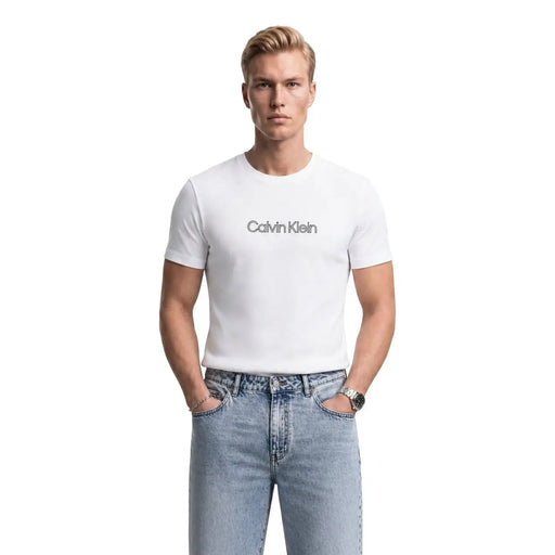 Calvin Klein Weißes Herren-T-Shirt aus Baumwolle mit dezentem grauen Logo-Aufdruck auf der Brust