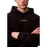 Calvin Klein Sportlicher Herren-Hoodie aus schwarzer Baumwolle mit weißem, gesticktem Logo auf der Brust