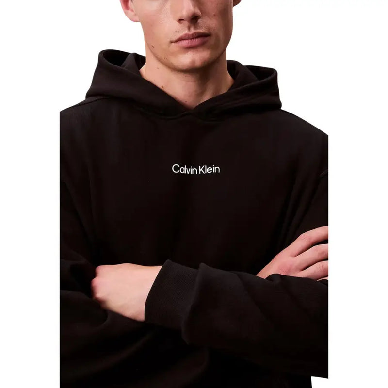 Calvin Klein Sportlicher Herren-Hoodie aus schwarzer Baumwolle mit weißem, gesticktem Logo auf der Brust