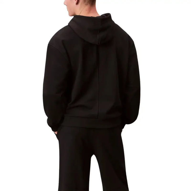 Calvin Klein Sport Schwarzer Herren-Hoodie aus Baumwolle, von hinten gesehen, mit einer mittigen Naht entlang der Kapuze.