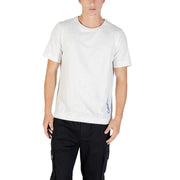 Men’s light grey short-sleeve crew neck T-shirt paired with black cargo pants for fall winter style