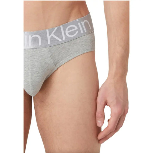 Graue, melierte Calvin Klein Herren-Slips mit passendem elastischem Bund und weißem Calvin Klein Logo