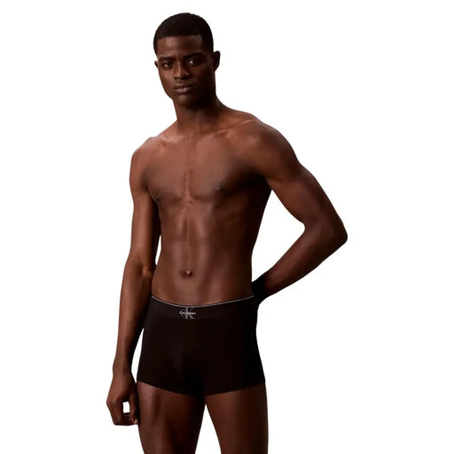 Schwarze Calvin Klein Boxershorts mit weißem Logo und Zierstreifen, entworfen für Herren von Calvin Klein Underwear