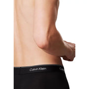 Calvin Klein Herrenunterwäsche in Schwarz mit weißem Bund und silbernen Details Calvin Klein Logo-Schriftzug