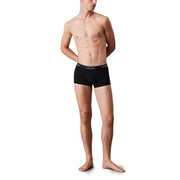 Schwarze Calvin Klein Boxershorts mit weißem Logo-Besatz am Bund aus der Calvin Klein Herren-Unterwäschekollektion