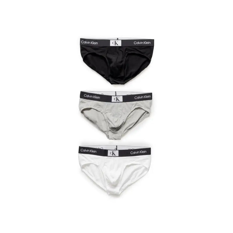 Set mit drei Calvin Klein Herren-Slips in Schwarz, Grau und Weiß, die für Komfort und den täglichen Gebrauch konzipiert sind