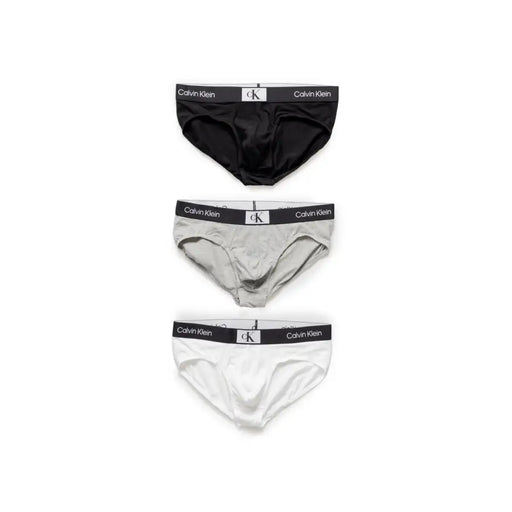 Set mit drei Calvin Klein Herren-Slips in Schwarz, Grau und Weiß, die für Komfort und den täglichen Gebrauch konzipiert sind