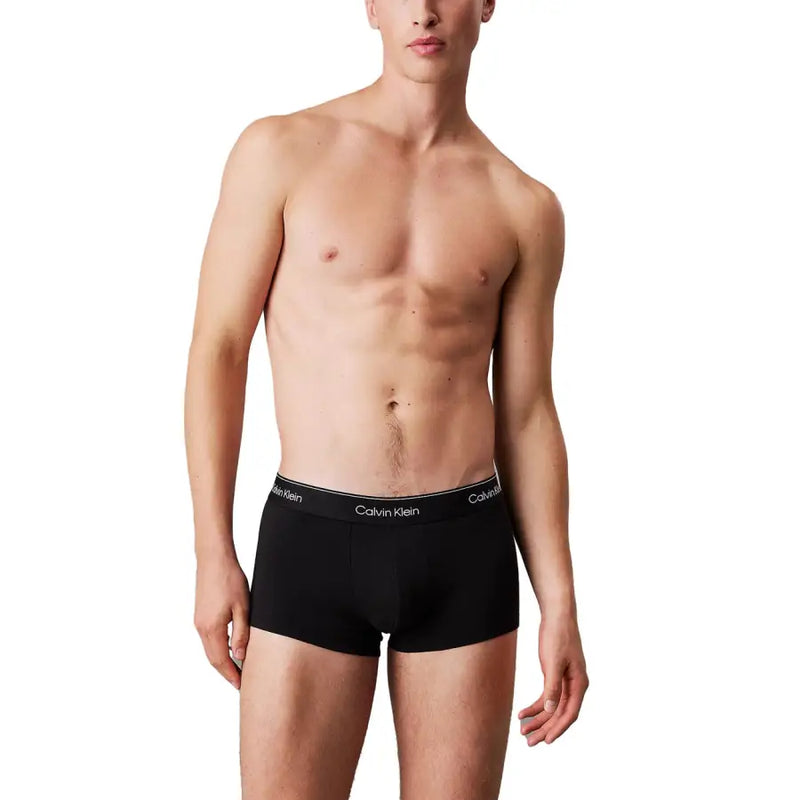 Schwarz Calvin Klein Herren-Boxershorts mit weißem Logoband, bequem und für den täglichen Gebrauch geeignet.