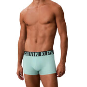 Hellblau Calvin Klein Herren-Boxershorts mit schwarzem Bund und weißem Calvin Klein Logo
