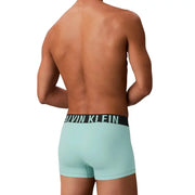 Hellblau Calvin Klein Herren-Boxershorts mit schwarzem Bund und weißem Logo für bequemen Tragekomfort im Alltag