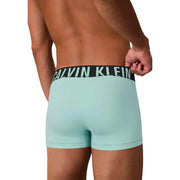 Hellblaue Calvin Klein Boxershorts mit schwarzem Bund und weißem Markenlogo für Herrenunterwäsche