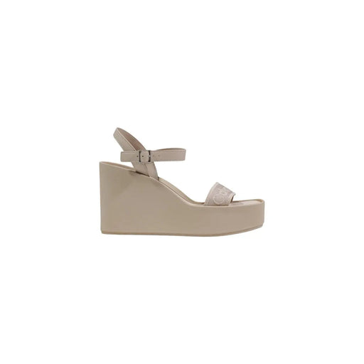 Beige Calvin Klein Damen-Plateausandalen mit Keilabsatz, dünnem Knöchelriemen und Zierschnalle