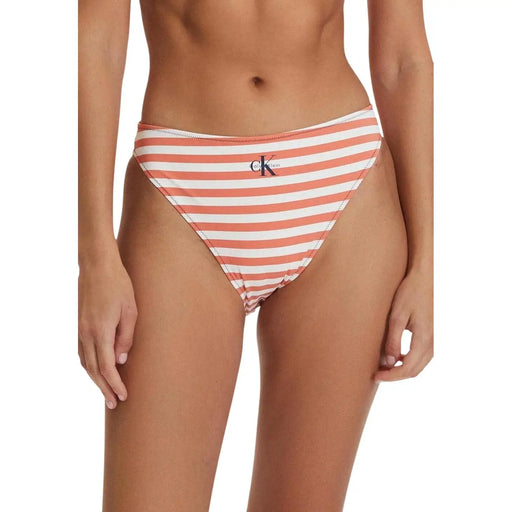 Ein korallenfarbenes und weiß gestreiftes Calvin Klein Damen-Bikinihose aus Nylon-Elastan mit klassischem Logo auf der Vorderseite