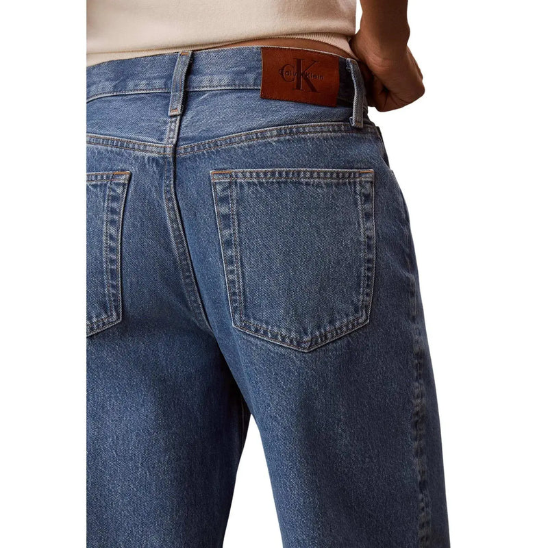 Calvin Klein Damen-Jeans aus blauem Baumwoll-Denim, die Rückseite zeigt, mit einem braunen Leder-Markenpatch am Bund