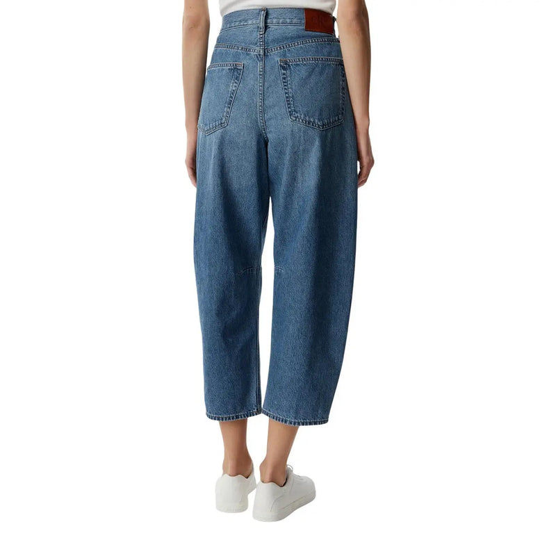 Calvin Klein Damen-Jeans aus blauem Baumwoll-Denim mit hohem Bund, weitem Bein und brauner Ledergürtelschlaufe, die die Rückseite zeigt.