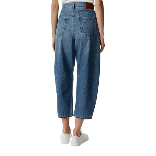 Calvin Klein Damen-Jeans aus blauem Baumwoll-Denim mit hohem Bund, weitem Bein und brauner Ledergürtelschlaufe, die die Rückseite zeigt.