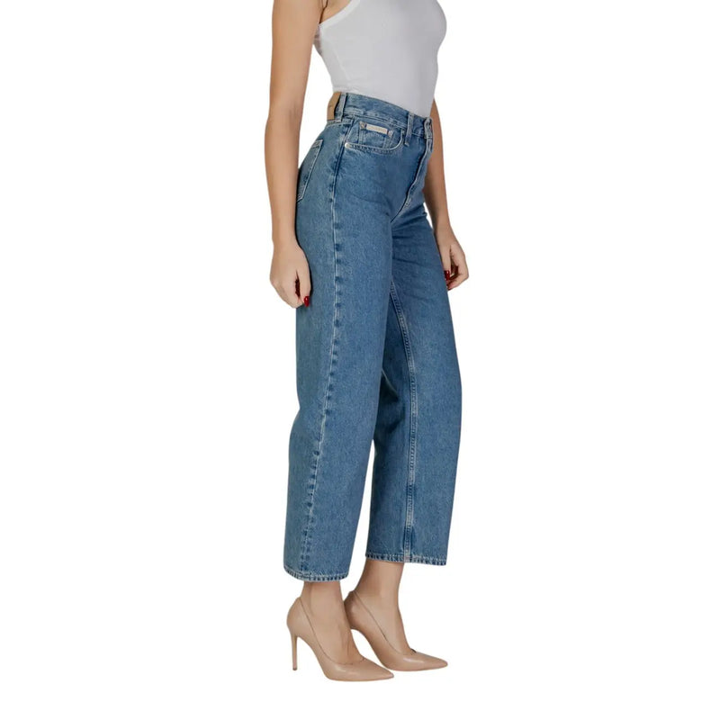Calvin Klein Blaue Damen-Baumwolljeans mit hohem Bund, weitem Bein, klassischen Ziernähten und sichtbarem Markenetikett.
