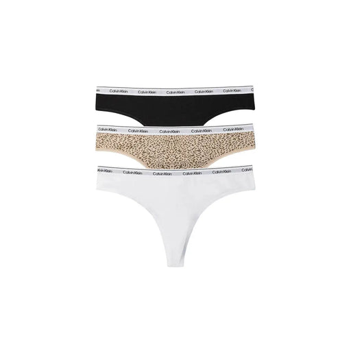 Calvin Klein Dreierpack brasilianische Baumwoll-Tangas für Damen in Schwarz, Beige, Leopardenmuster und Weiß mit Markenbund.