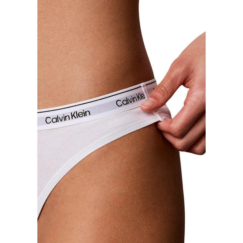 Weiße Calvin Klein Baumwollslips mit schwarzem Logoband, abgebildet im 3er-Pack Damen-Baumwoll-Bikiniunterwäsche, schwarz.