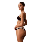 Schwarzer Calvin Klein Damen-Baumwoll-Tanga mit weißem Gummibund und Markenlogo