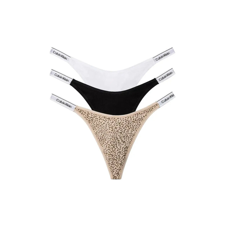 Set mit drei Calvin Klein Damen-Tanga-Unterwäsche aus getauchter Baumwolle in Weiß, Schwarz und Beige mit Leopardenmuster
