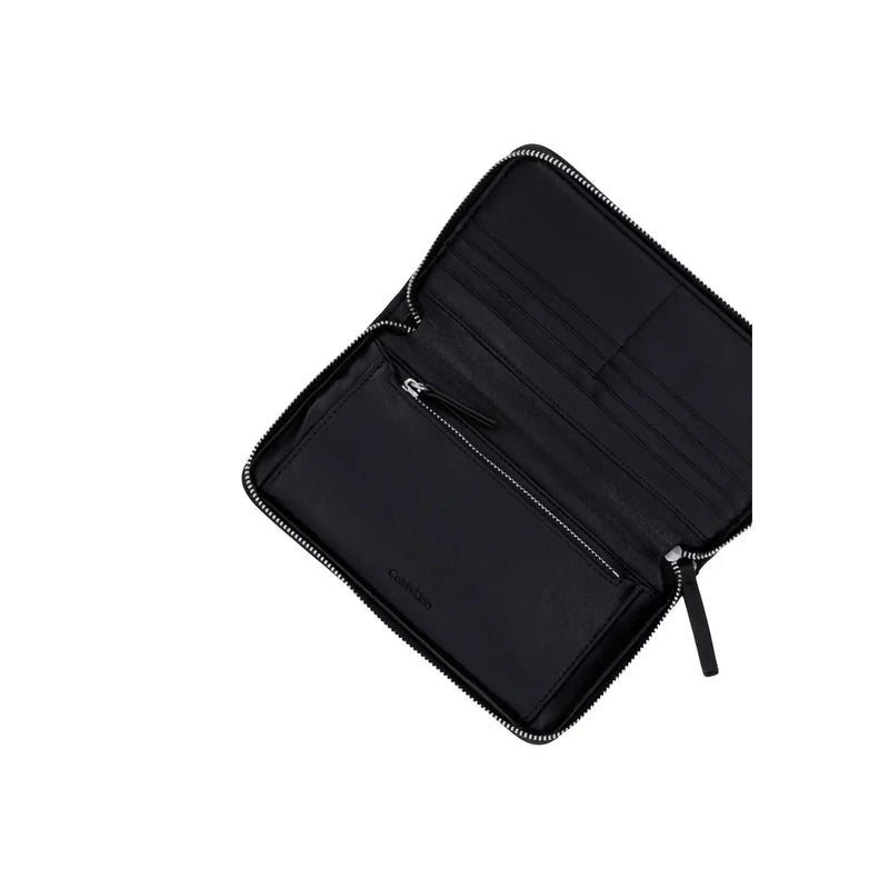 Schwarzes Calvin Klein Damen-Emblem-Geldbeutel aus Polyester mit elegantem Reißverschluss und dezenten Ziernähten