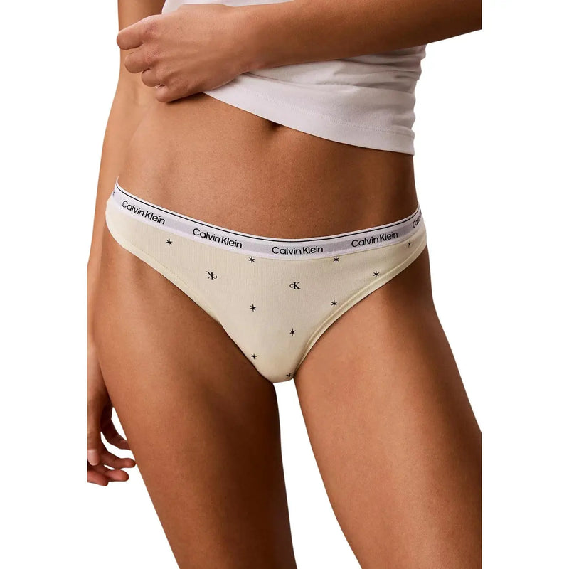 Cremefarbene Calvin Klein Bikinihose aus Baumwollstoff, mit weißem Logo am Bund und schwarzen Sternenmustern, Teil eines 5er-Packs