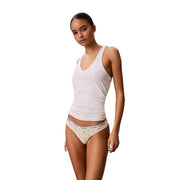 Weiß Calvin Klein Baumwoll-Top top mit V-Ausschnitt und dezentem Markenlogo am Bund, abgebildet in einer grauen String-Unterwäschepackung