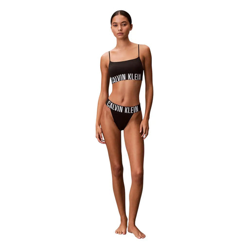 Schwarzes Calvin Klein Damen-Bikini-Set mit hohem Beinausschnitt und String-Tanga aus Polyester-Elastan mit weißem Logo-Schriftzug top und Bund