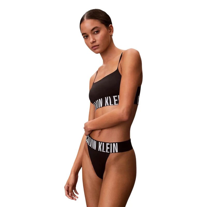 Schwarzes Calvin Klein Damen-Bikini-Set mit hohem Beinausschnitt und String-Tanga, weißer Schrift, aus Polyester-Elastan