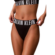 Schwarz Calvin Klein Damen-Bikinihose mit hohem Beinausschnitt aus Polyester-Elastan mit weißem Logo-Bund, von hinten gesehen.