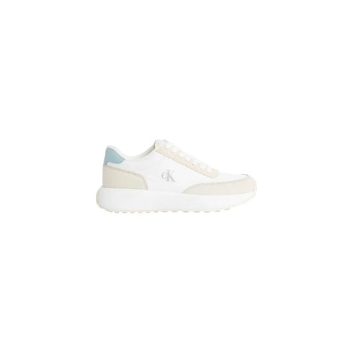 Calvin Klein Beige Damen-Sneaker aus Leder mit Schnürung, weißen Akzenten und hellblauer Fersenlasche, von der Rückseite gesehen