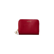 Calvin Klein Damen-Ledergeldbörse, rot, mit umlaufendem Reißverschluss, goldfarbenen Beschlägen und CK-Logo-Anhänger, 11 x 8 cm (B x H)