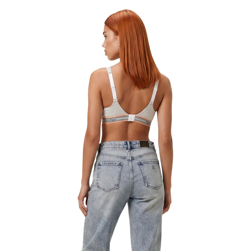 Beigefarbenes Calvin Klein Damen-Lift-Bralette mit weißen Trägern und gestreiftem Bündchen aus Baumwoll-Modal-Stretch, von hinten gesehen.
