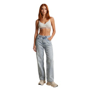 Hellblaue Jeans mit geradem Bein und klassischem Fünf-Taschen-Design, kombiniert mit Calvin Klein Damen-BH mit Lifting-Effekt, weiß, aus Baumwoll-Modal-Stretch