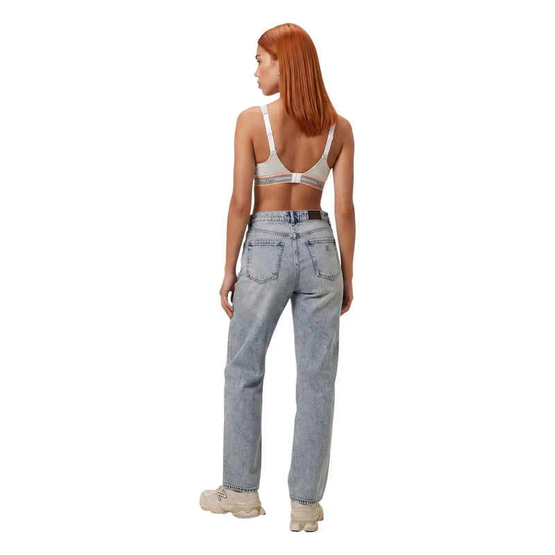 Hellblaue Jeans mit geradem Bein und klassischen Gesäßtaschen, von hinten gesehen