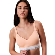 Ein zartpfirsichfarbener Calvin Klein Damen-BH mit dünnen Trägern und weißem, elastischem Baumwoll-Modal-Band