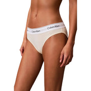 Cremefarbene Calvin Klein Slips mit weißem Logo am Bund, aus Polyamid, Teil der hellblauen Damen-Bikini-Unterwäschekollektion