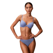 Calvin Klein Damen-Bikini-Unterwäsche in Hellblau aus Polyamid mit nahtlosem, weichem, lavendelfarbenem Bügel-BH und hochgeschnittenem Höschen.