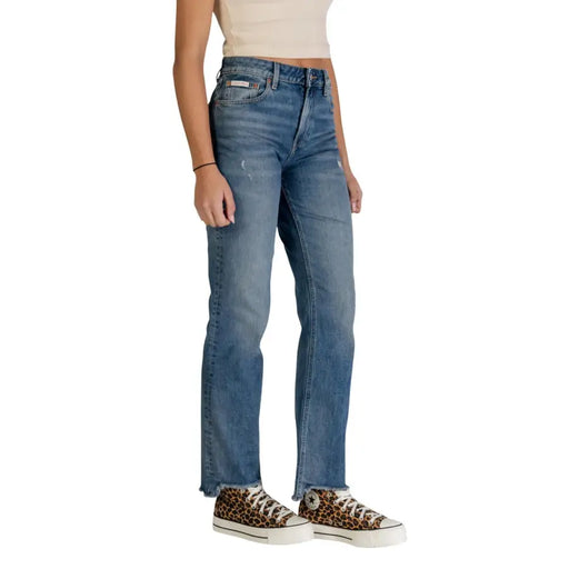 Calvin Klein Damen hellblaue, abgenutzte Straight-Leg-Jeans mit ausgefransten Säumen
