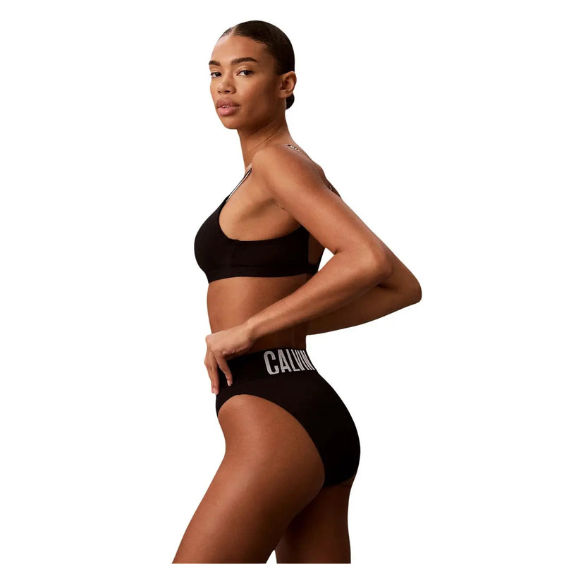Schwarzes Calvin Klein Bikinihöschen mit weißem Logoband, von hinten gesehen, aus Polyester