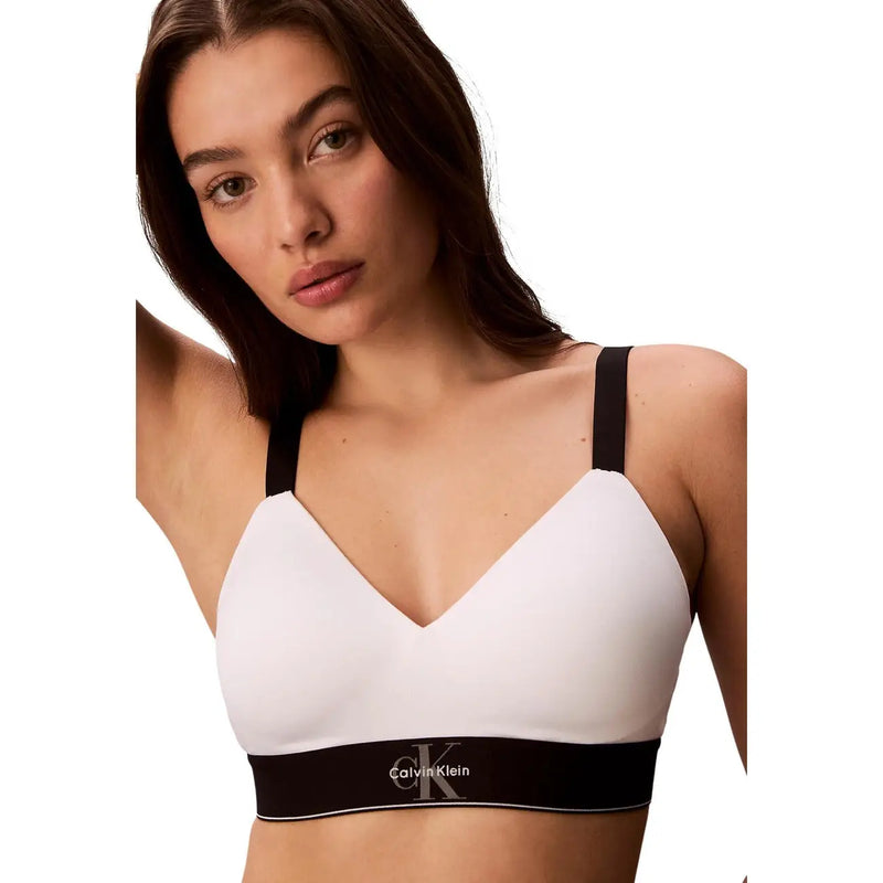 Leicht gefüttertes weißes Bralette von Calvin Klein für Damen mit schwarzen Trägern und kontrastierendem Logoband für angenehmen Tragekomfort