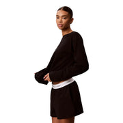 Calvin Klein Schwarze Damen-Shorts aus Jersey-Baumwolle mit Logo, kombiniert mit einem schwarzen, langärmeligen Cropped-Top. top mit gerippten Bündchen